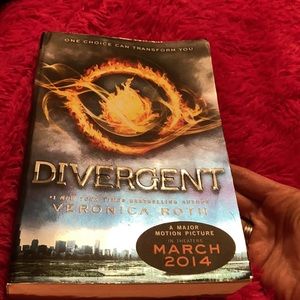 Divergent PAPERBACK book! 📚📖